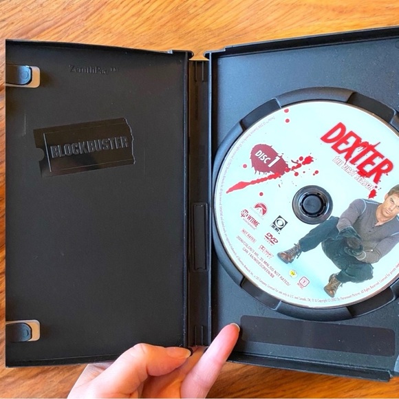 Dexter: The First Season (DVD Set) - Blockbuster Edition - Picture 3 of 4